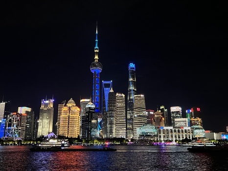 Zu sehen ist eine Nachtaufnahme von Shanghai