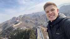 Zu sehen ist Alexander Blume an der chinesischen Mauer