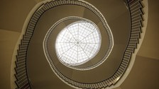 Zu sehen ist die Wendeltreppe im Hülße-Bau