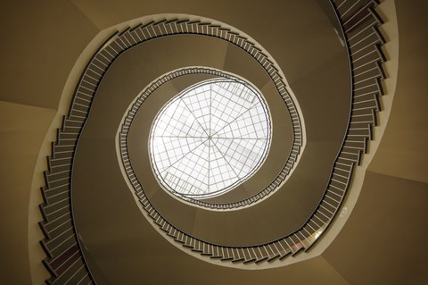 Zu sehen ist die Wendeltreppe im Hülße-Bau
