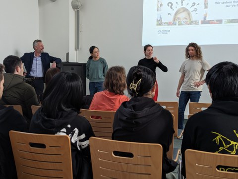 Auf dem Bild sind Prof. Dr. Alexander Kemnitz, Yuting Chen, Lucie Robinski und Niklas Schäffer zu sehen