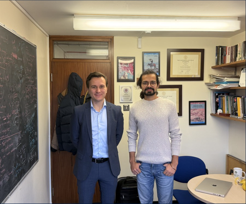 Man sieht Bismark Singh und Tristan Becker zusammen.