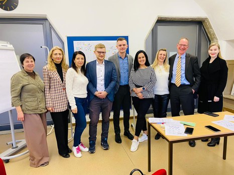 Es ist Prof. Schoop mit Teammitgliedern zu sehen