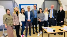 Es ist Prof. Schoop mit Teammitgliedern zu sehen