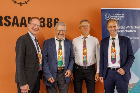 Zu sehen sind vier Männer mit bunten Krawatten 