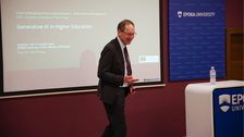 Es ist Prof. Schoop bei einer Konferenz zu sehen