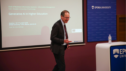Es ist Prof. Schoop bei einer Konferenz zu sehen