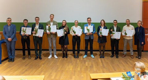 Zu sehen die besten Absolvent:innen des Studienjahrs 2023/24 des Bereichs Bau und Umwelt. 