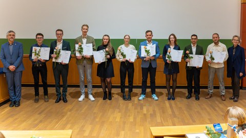 Zu sehen die besten Absolvent:innen des Studienjahrs 2023/24 des Bereichs Bau und Umwelt. 