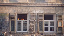 Es ist eine Kneipe in der Dresdner Neustadt zu sehen. Vor dem unsanierten Gebäude stehen zwei Fahrräder 