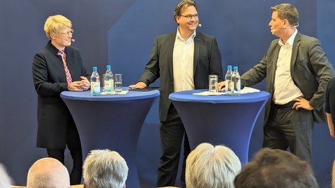 Man sieht Prof. Grimm, Prof. Leßmann und Prof. Möst
