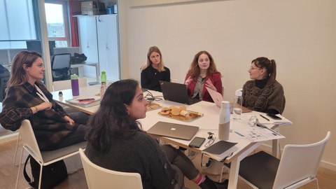 Zu sehen ist eine Gruppe junger Menschen bei einem Meeting