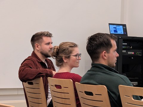 Zu sehen sind Dix Gräubig, Sarah Listabarth und Maximilian Meiler