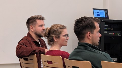 Zu sehen sind Dix Gräubig, Sarah Listabarth und Maximilian Meiler