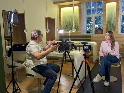 Zu sehen ist ein Videodreh im Ins Grüne