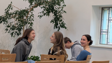 Zu sehen ist eine Gruppe von Schüler:innen