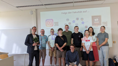 Zu sehen ist Prof. Dr. Patrick Zschech zusammen mit Lehrern und Schülern des Gymnasiums in Dippoldiswalde