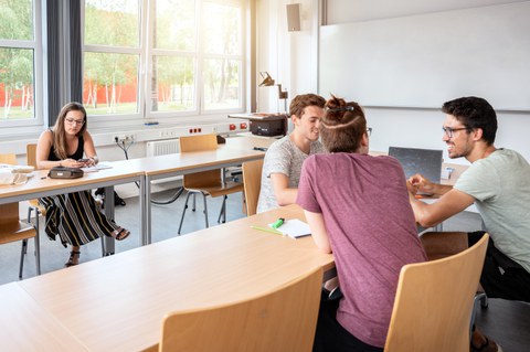 Studierende sitzen in einem Seminarraum