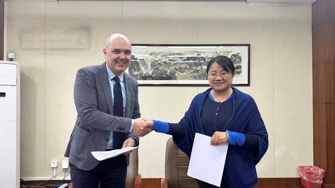 Zu sehen sind Lars Hornuf und die Dekanin der School of Economics der Shanghai University