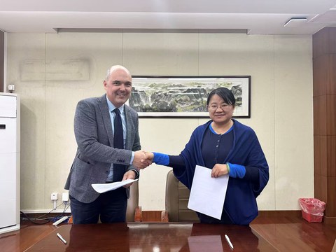 Zu sehen sind Lars Hornuf und die Dekanin der School of Economics der Shanghai University