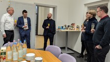 Es ist eine Gruppe Menschen bei einem Empfang zu sehen