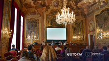 Zu sehen ist ein prachtvolles Gebäude in dem eine Konferenz stattfindet