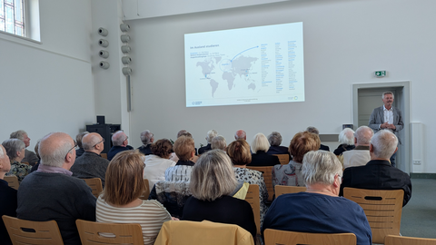 Zu sehen ist eine Goldene Diplomurkundenverleihung im Festsaal