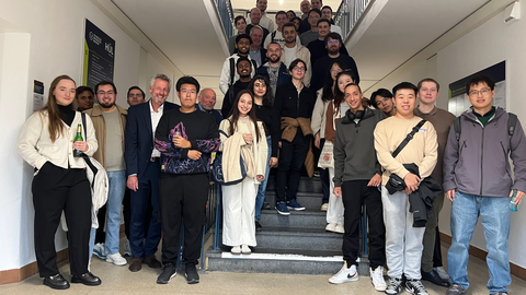 Zu sehen sind Studierende und Dozenten beim Welcome Meeting des Masterstudiengangs Public and International Economics