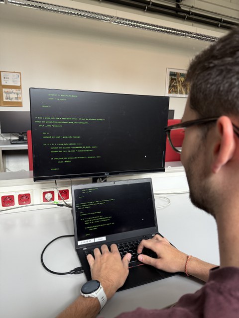 Zu sehen ist ein Laptop-Arbeitsplatz