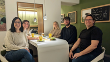 Es ist eine Gruppe junger Menschen in der cofeebar Ins Grüne zu sehen
