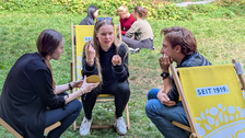 Zu sehen sind junge Menschen auf einer Wiese bei einem Workshop