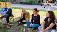 Zu sehen sind junge Menschen auf einer Wiese bei einem Workshop