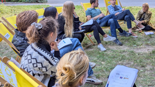 Zu sehen sind die Teilnehmer eines Workshops auf einer Wiese