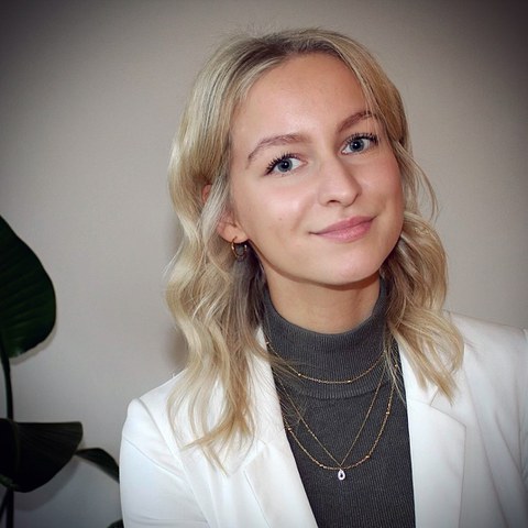 Zu sehen ist Jun.-Prof. Dr. Jacqueline Schmidt