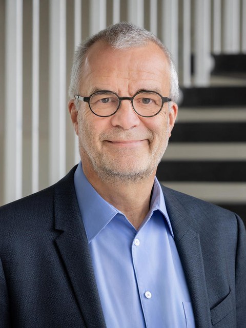Zu sehen ist Prof. Schöb