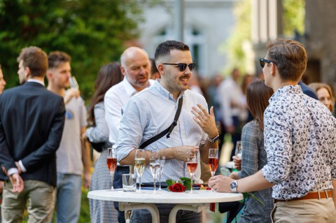 Gespräche beim Sommerfest