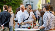 Gespräche beim Sommerfest