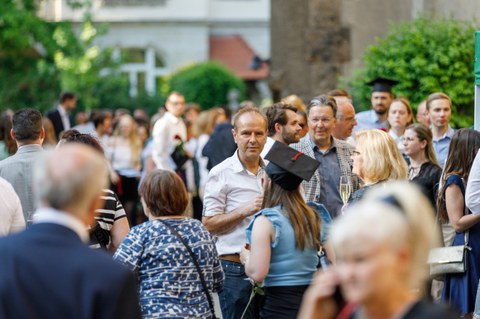 Gespräche beim Sommerfest