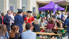 Es sind Menschen bei einem Sommerfest zu sehen 