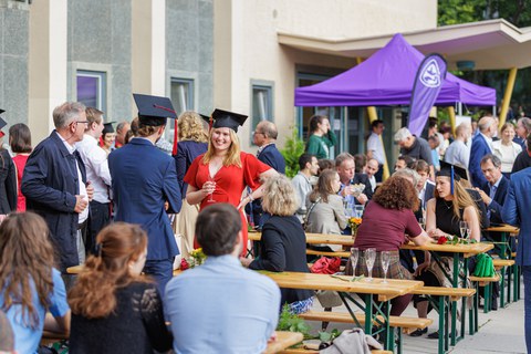 Es sind Menschen bei einem Sommerfest zu sehen 