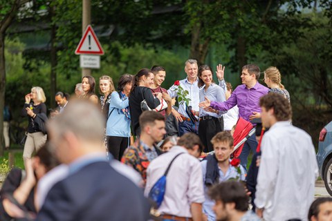 Es sind Menschen bei einem Sommerfest zu sehen
