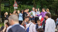 Es sind Menschen bei einem Sommerfest zu sehen