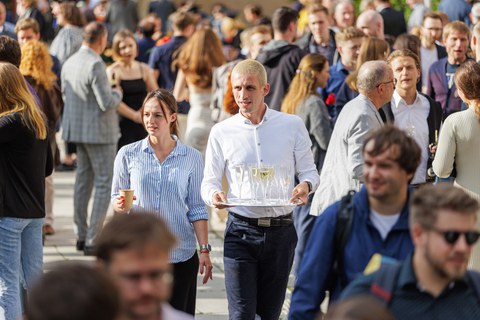 Es sind Menschen auf einem Sommerfest zu sehen