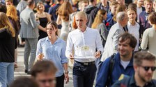 Es sind Menschen auf einem Sommerfest zu sehen
