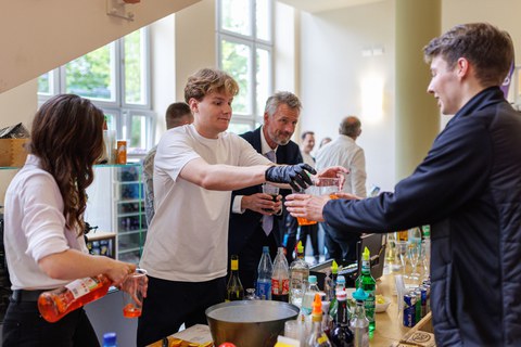 Es ist eine Bar bei einem Fest zu sehen