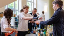 Es ist eine Bar bei einem Fest zu sehen