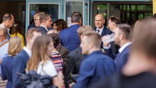 Es sind Menschen bei einem Sommerfest zu sehen