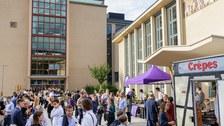 Es sind Menschen bei einem Sommerfest zu sehen