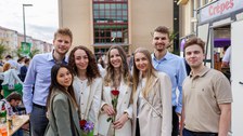 Es sind Absolventeninnen bei einem Sommerfest zu sehen