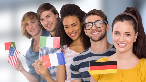 Auf dem Bild sind 5 Studierende, unterschiedlicher Nationalität zu sehen. Diese halten jeweils eine kleine, eigene Länderflagge.